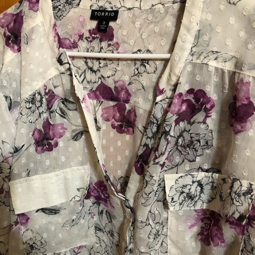 Torrid vneck floral blouse - Picture 2 of 9